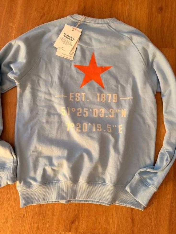Pullover – Hellblau mit orangenen Stern - Sommer 2026 - UNISEX