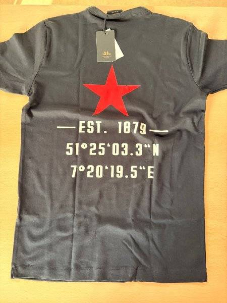 T-Shirt mit Koordinaten und Stern in Rot – Schwarz – Sommer 2026 - MÄNNER