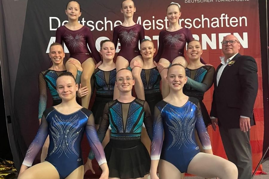 Reihe oben:  Liva Schulz, Ida Rühlemann, Marietta Brünger; Reihe Mitte: Anna Mendel, Nele Nockemann, Sophie Heukamp, Lena Pritsch, Jochen Iseke (Trainer, Kampfrichter); Reihe unten: Sophia Marino, Luisa Heukamp, Anna Bürger (alle von links nach rechts)